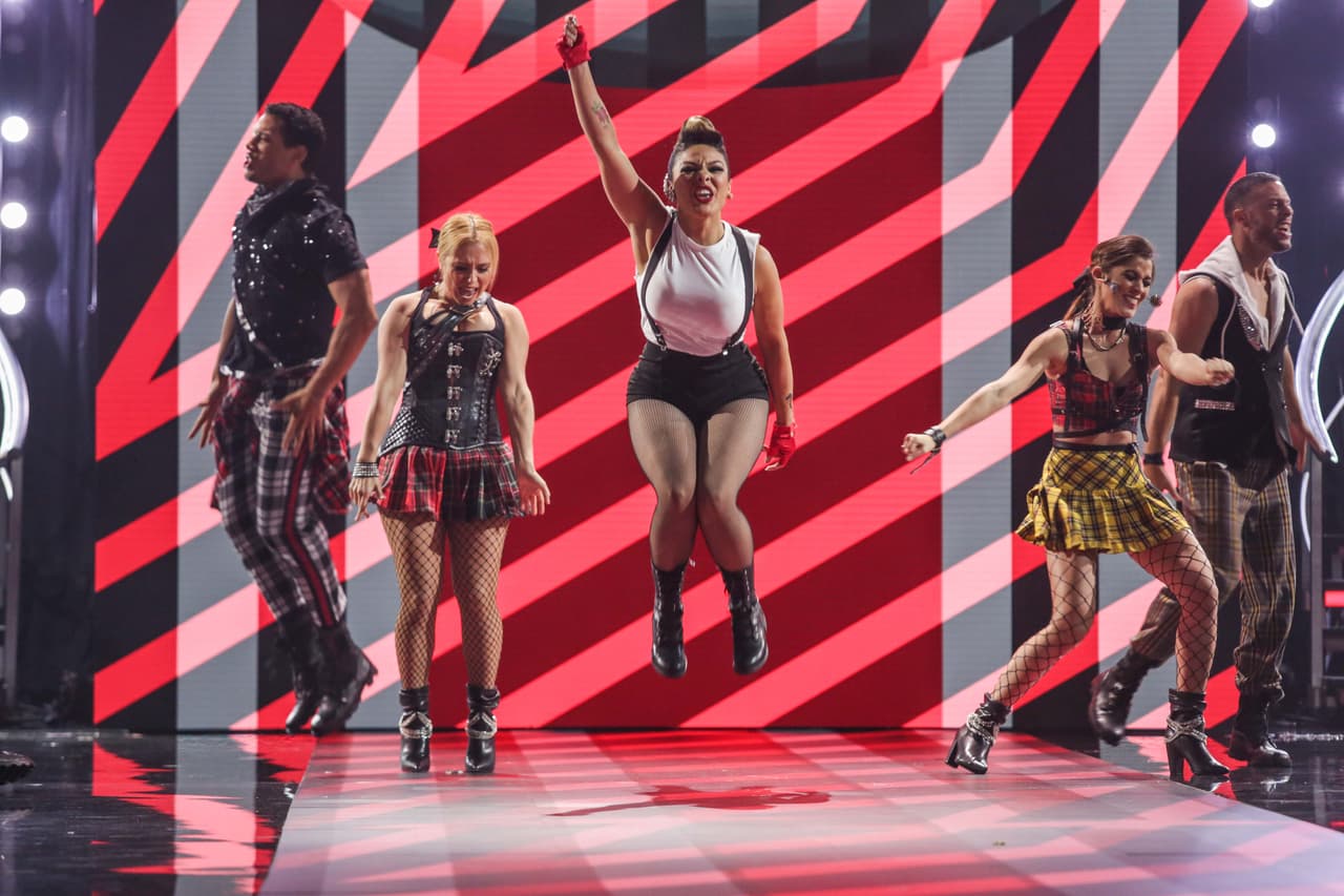 La primera en subir al escenario fue Nancy Alejandre, quien interpretó 'Raise your glass' de Pink.