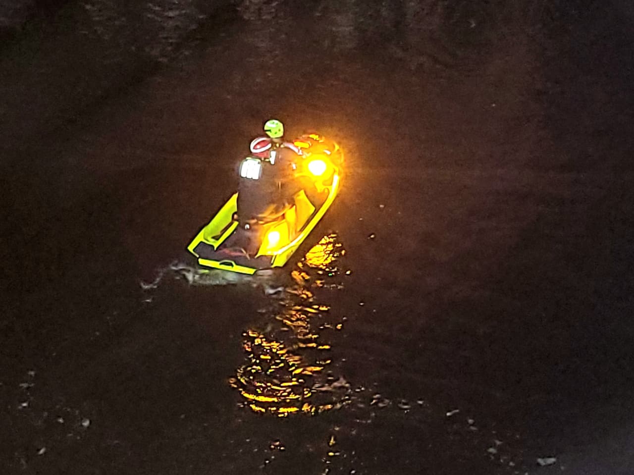 Los bomberos desplegaron sus motos acuáticas y llevaron al hombre de forma segura hasta una ambulancia que lo transportó a un centro de trauma local en
<br>condición estable.