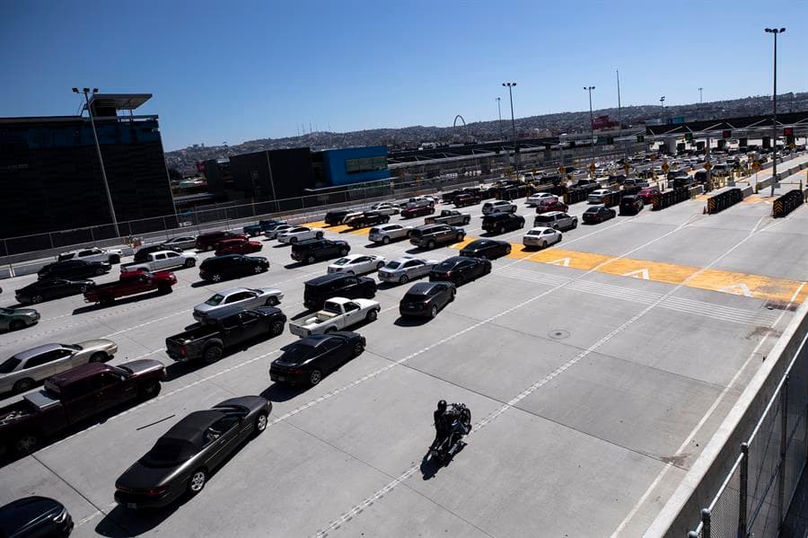 Igual que en abril pasado, miles de veh´ículos quedaron congestionados antes de llegar al cruce de la garita en San Ysidro, California, debido al cierre de varios carriles, ya que, de acuerdo con un nuevo operativo de Aduanas y Protección Fronteriza, se trata de desalentar los viajes no esenciales desde y hacia México, a fin de reducir la propagación del coronavirus.