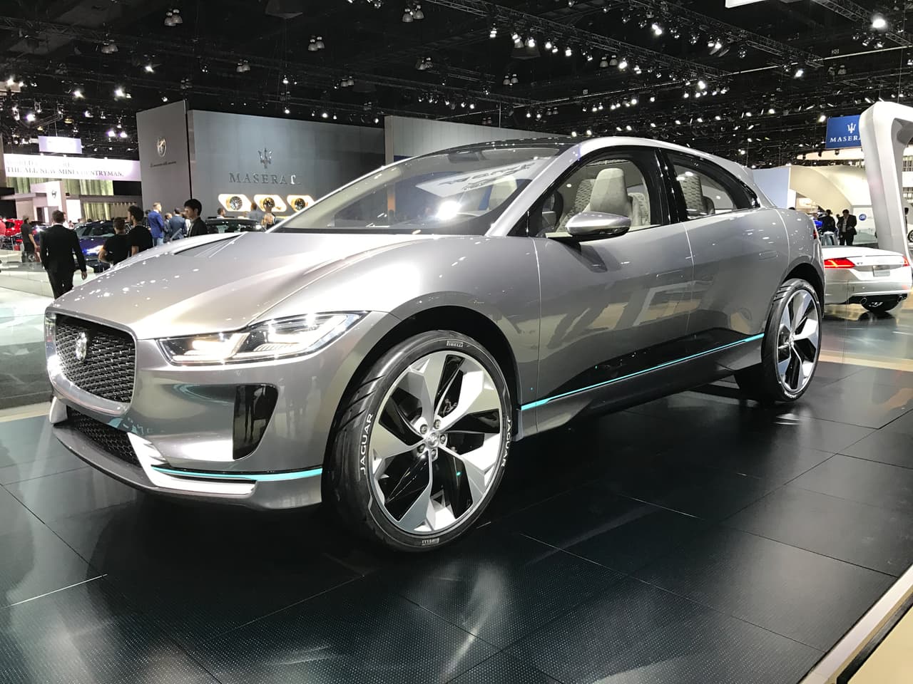 La camioneta eléctrica
<a href="http://www.univision.com/noticias/jaguar/los-angeles-2016-jaguar-i-pace-concept" target="_blank"><b> Jaguar I-Pace Concept</b></a>
<b> </b>fue la gran sorpresa del
<a href="http://www.univision.com/noticias/auto-shows/los-angeles-auto-show"><b>Auto Show de Los Angeles</b></a>. No sólo por su impactante diseño e impactantes avances en materia de movilidad limpia, sino también por el anuncio de que su versión de calle estará circulando en el mundo entero en el plazo de dos años. Puedes leer y ver todos los detalles de esta camioneta en
<b><a href="http://www.univision.com/noticias/jaguar/los-angeles-2016-jaguar-i-pace-concept" target="_blank">nuestra cobertura</a></b> del show.