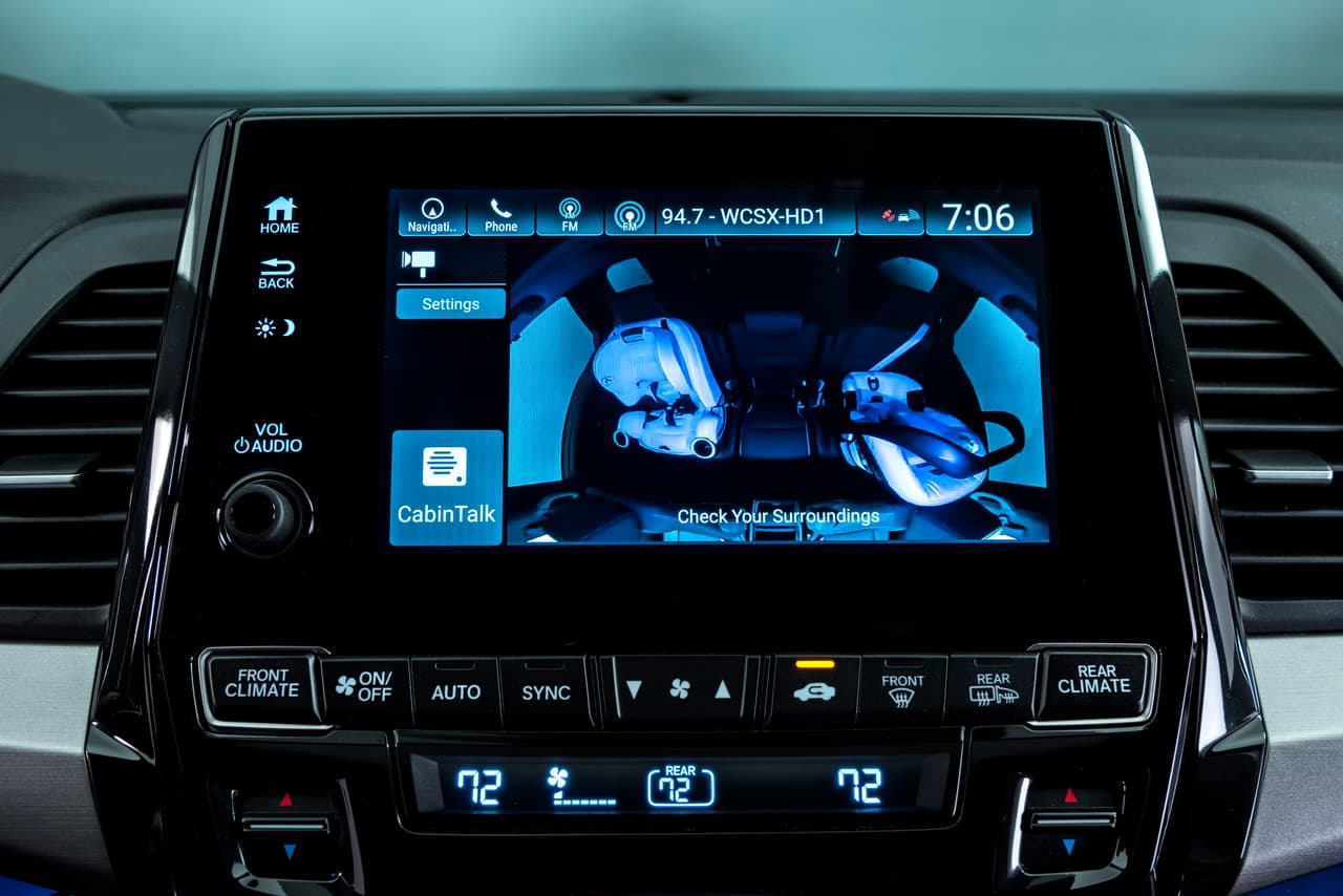 Una de las novedades es CabinWatch, una pequeña cámara que le permite al conductor visualizar hasta el último rincón del habitáculo y ver a todos sus ocupantes a través de la pantalla, ya sea de día o de noche.