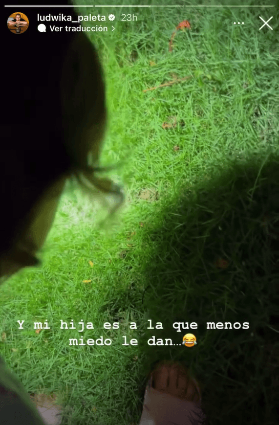 Por la noche, la actriz acompañó a Bárbara, de 5 años, al jardín para
<b>ver de cerca a una tarántula</b> que se resguardaba en su guarida.
<br>