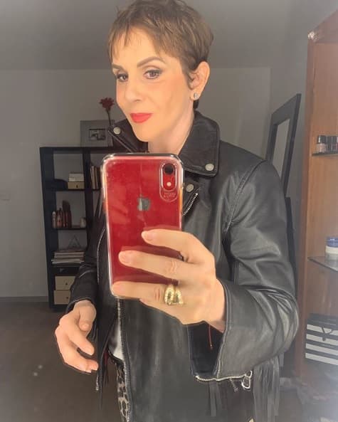 "Esa es una razón por la que insisto en que tal vez el gobierno no nos va a ayudar, pero 
<b><a href="https://www.univision.com/famosos/edith-gonzalez-inspiro-a-la-actriz-rebecca-jones-en-su-combate-contra-el-mismo-cancer-y-asi-le-agradece-fotos" target="_blank">ustedes tienen que ayudarse</a></b>, checarse, es uno de los tipos de cáncer que afortunadamente tiene cura por la circunstancia de poder detectarlo a tiempo", comentó.