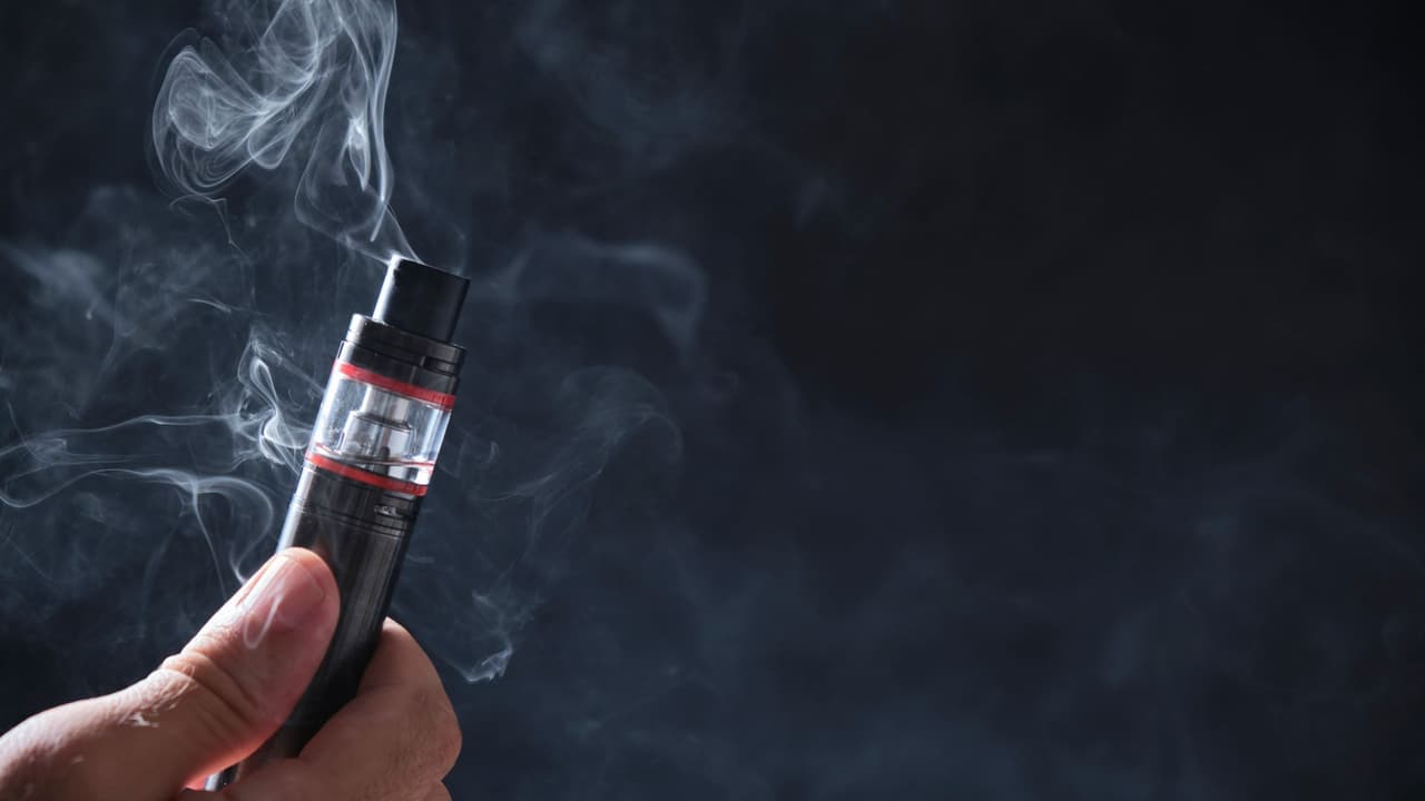 <h3 class="cms-H3-H3">Qué cambia</h3> La nueva ordenanza de Dallas 
<b>extiende la “ley libre de humo” a los cigarrillos electrónicos y vapeadores</b>. 
<br>En la práctica, esto significa que 
<b>vapear y fumar serán lo mismo ante la ley.</b> 
<br>Ya no se podrá usar vapeadores en: 
<br>👉🏻 Restaurantes, bares y oficinas. 
<br>👉🏻 Espacios cerrados abiertos al público. 
<br>👉🏻 Parques y propiedades municipales. 
<br>👉🏻 A menos de 15 pies (unos 4.5 metros) de las entradas de los edificios. 
<br>
<b>💡 En resumen:</b> si no puedes fumar allí, tampoco podrás vapear.