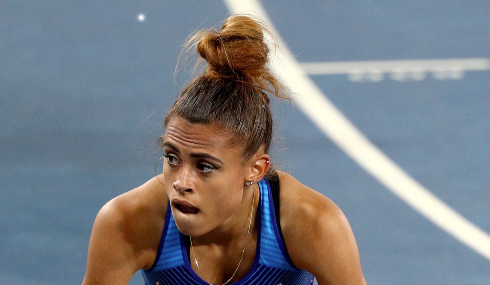 Durante su debut olímpico 
<a href="https://www.instagram.com/sydneymclaughlin16/">Sydney McLaughlin</a> sujetó su pelo en un chongo alto, con efecto despeinado. La liga la escondió, con ayuda de un mechón de pelo. Mientras que con los pasadores sujetó los pelos más cortos, lo que evitó que se soltaran mientras corría. 
<br>