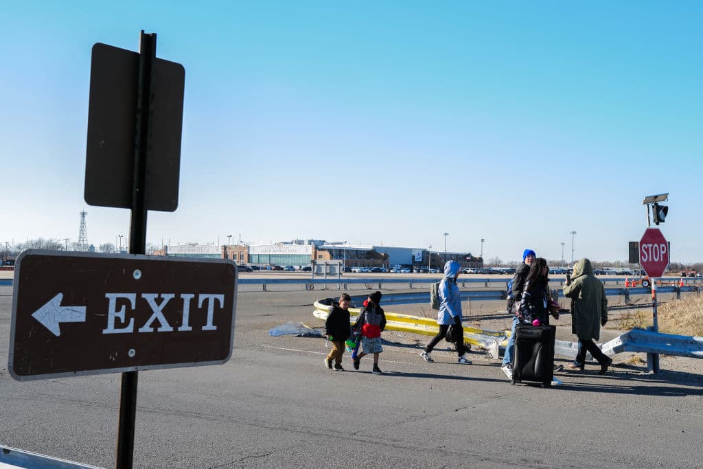 Las familias alojadas incluyen principalmente migrantes de América Latina con niños viviendo en cubículos separados por delgadas separaciones.