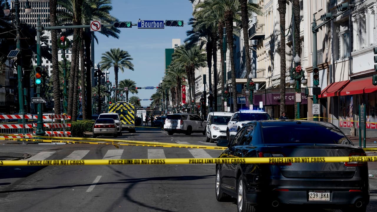 La celebración de Año Nuevo en Nueva Orleans terminó en tragedia cuando un auto atropelló a una multitud en Bourbon Street. Decenas de personas resultaron heridas y 15 más fallecieron, incidente que está siendo investigado por el FBI como un "acto terrorista". El sospechoso habría muerto después de un tiroteo con las autoridades y fue identificado como Shamsud-Din Jabbar, un ciudadano de Texas de 42 años. Autoridades dicen que podrían haber más implicados.