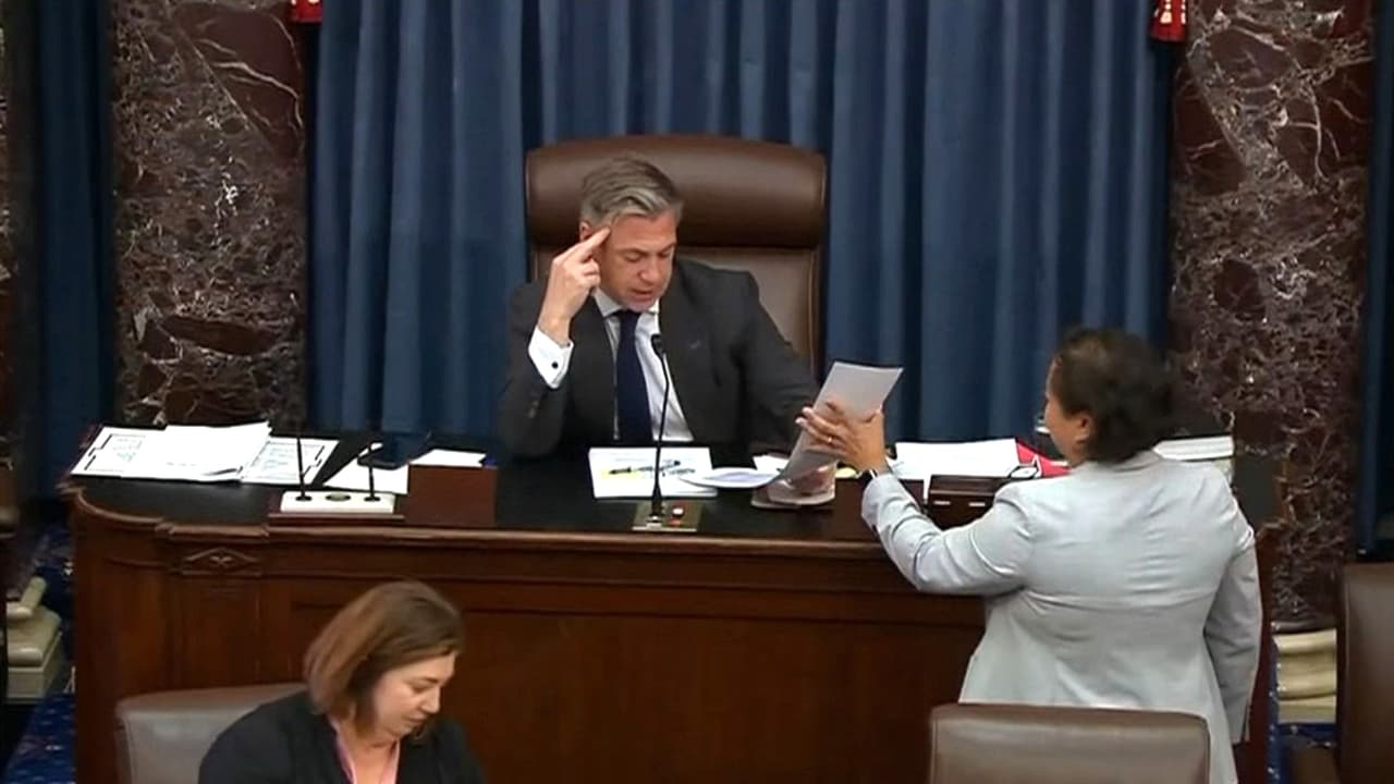 El Senado de EEUU aprueba por primera vez una histórica resolución sobre los poderes de guerra de Trump