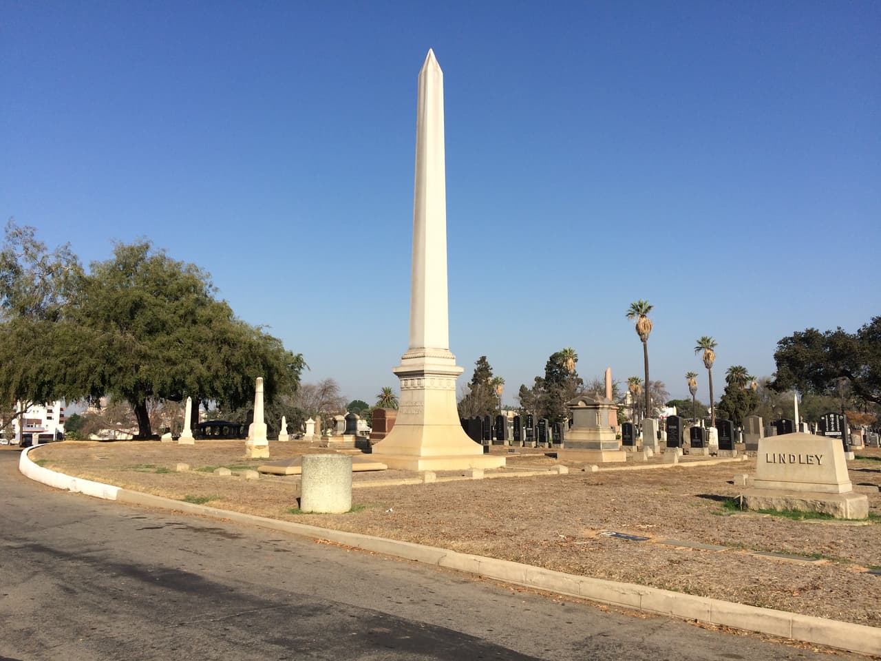 El cementerio está situado en el corazón de Boyle Heights y, como nos explicó Becerra, es un testimonio de las olas de inmigrantes que han marcado la historia de California. Miles de inmigrantes—entre ellos mexicanos, chinos y japoneses—que llegaron a California en los siglos XIX y XX fueron enterrados ahí.