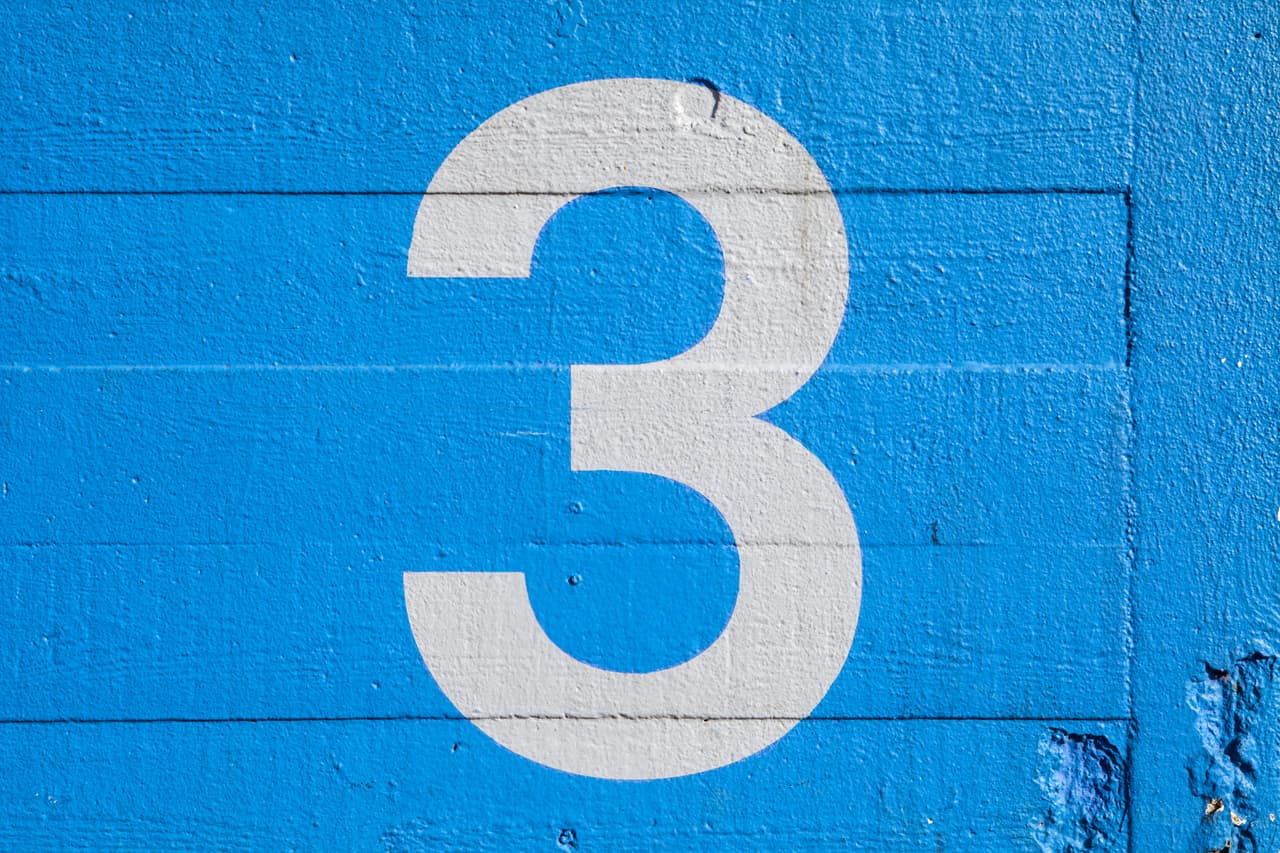 Tú lo vas a aprovechar dibujando en un papel blanco el triángulo perfecto. Luego en el centro escribes el número 3, que es la vibración de tu fecha de nacimiento. Ese día, a las 3 de la tarde, tendrás una inspiración, sensación de conocimiento, encuentro, o situación similar que podrá cambiar el destino económico que lleva tu vida en esos momentos.