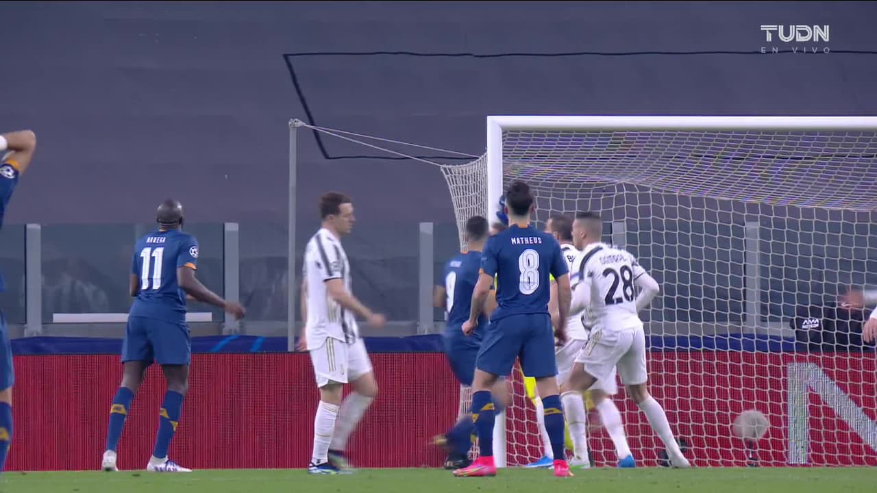 ¡CERCA! Mehdi Taremi disparó que se estrella en el poste.