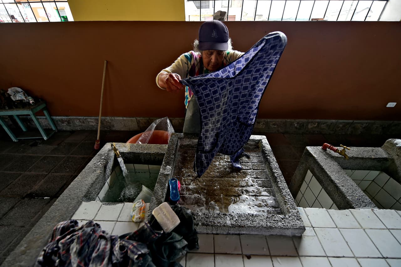 <b>Lavandera, Ecuador.</b> Delia Veloz, de 74 años, trabaja en la lavandería municipal del barrio Ermita de Quito, la capital de Ecuador. En un mundo donde este oficio se automatizó hace varias décadas, Veloz ha sido lavandera a mano por más de 50 años y gana unos cuatro dólares por día.