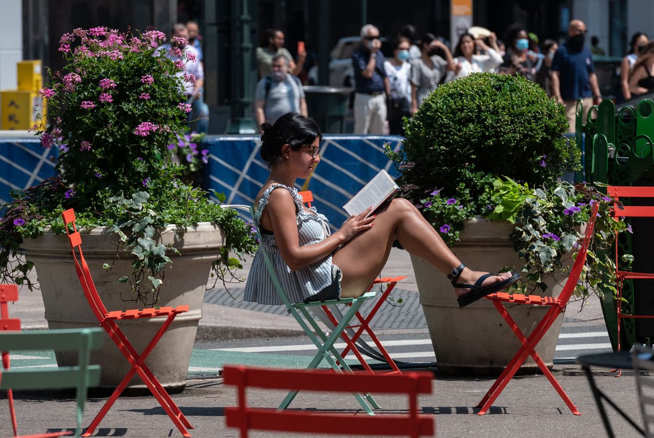 <b>Los <a href="https://www.osha.gov/sites/default/files/2018-11/fy12_sh-23584-12_AgotamientoporelCalor.pdf" target="_blank">síntomas de agotamiento por calor</a> son: </b>
<br>
<br>Mareas excesivos, piel pálida, agitado, calambres musculares. 
<br>
<br>
<b>Los <a href="https://www.mayoclinic.org/es-es/first-aid/first-aid-heatstroke/basics/art-20056655" target="_blank">síntomas por un golpe de calor</a> son: </b>
<br>
<br>Dolor de cabeza intenso, no sudor excesivo, piel seca, roja o caliente. Pulso muy rápido o pérdida de conocimiento.
<br>
<br>