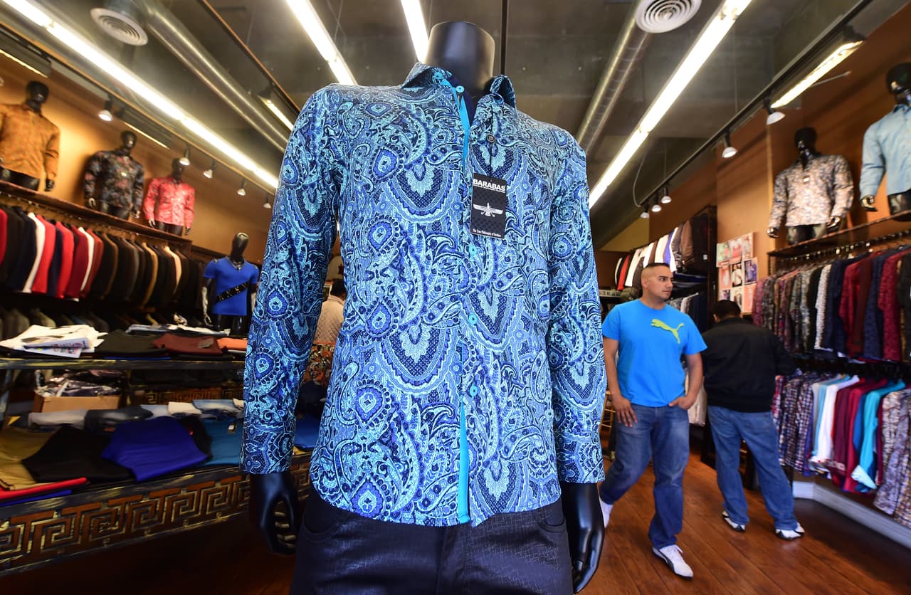 Tras la detención y exposición pública de algunos narcotraficantes, las prendas que visten se ponen rápidamente de moda, como esta camisa inspirada en la que usaba 'El Chapo' durante su entrevista con Sean Penn.