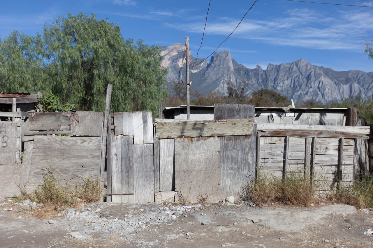 Imagen de la fachada de la casa de Carlos. A lo lejos se observa el cerro del Fraile.