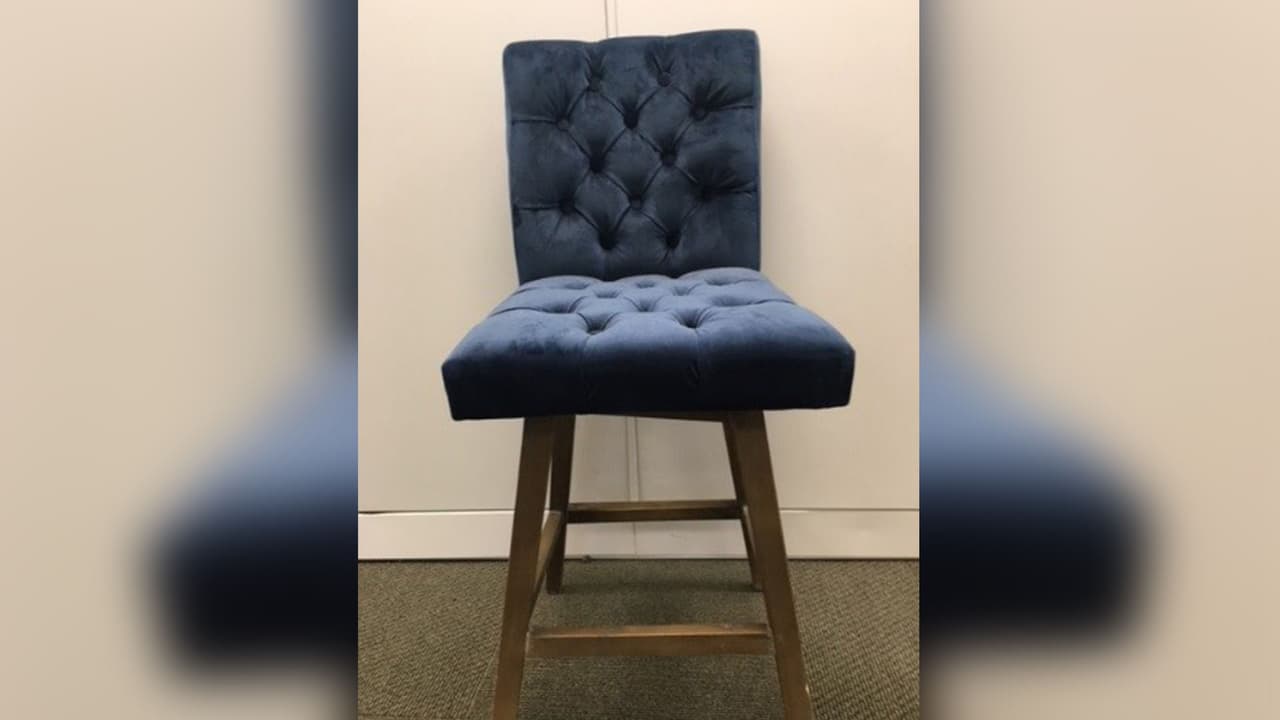 Swivel Barstools by TJX.
<br>Las uniones de madera pueden romperse, lo que representa un peligro de caída.
<br>Fechas de venta: septiembre de 2017 a diciembre de 2017.
<br>Contacto: HomeGoods al 800-888-0776 o
<a href="https://www.homegoods.com/" target="_blank">en línea</a>. En Marshalls al 888-627-7425 o
<a href="https://www.marshalls.com/us/store/index.jsp" target="_blank">en línea</a>. En T.J. Maxx al 800-926-6299 o
<a href="https://tjmaxx.tjx.com/store/index.jsp" target="_blank">en línea</a>.