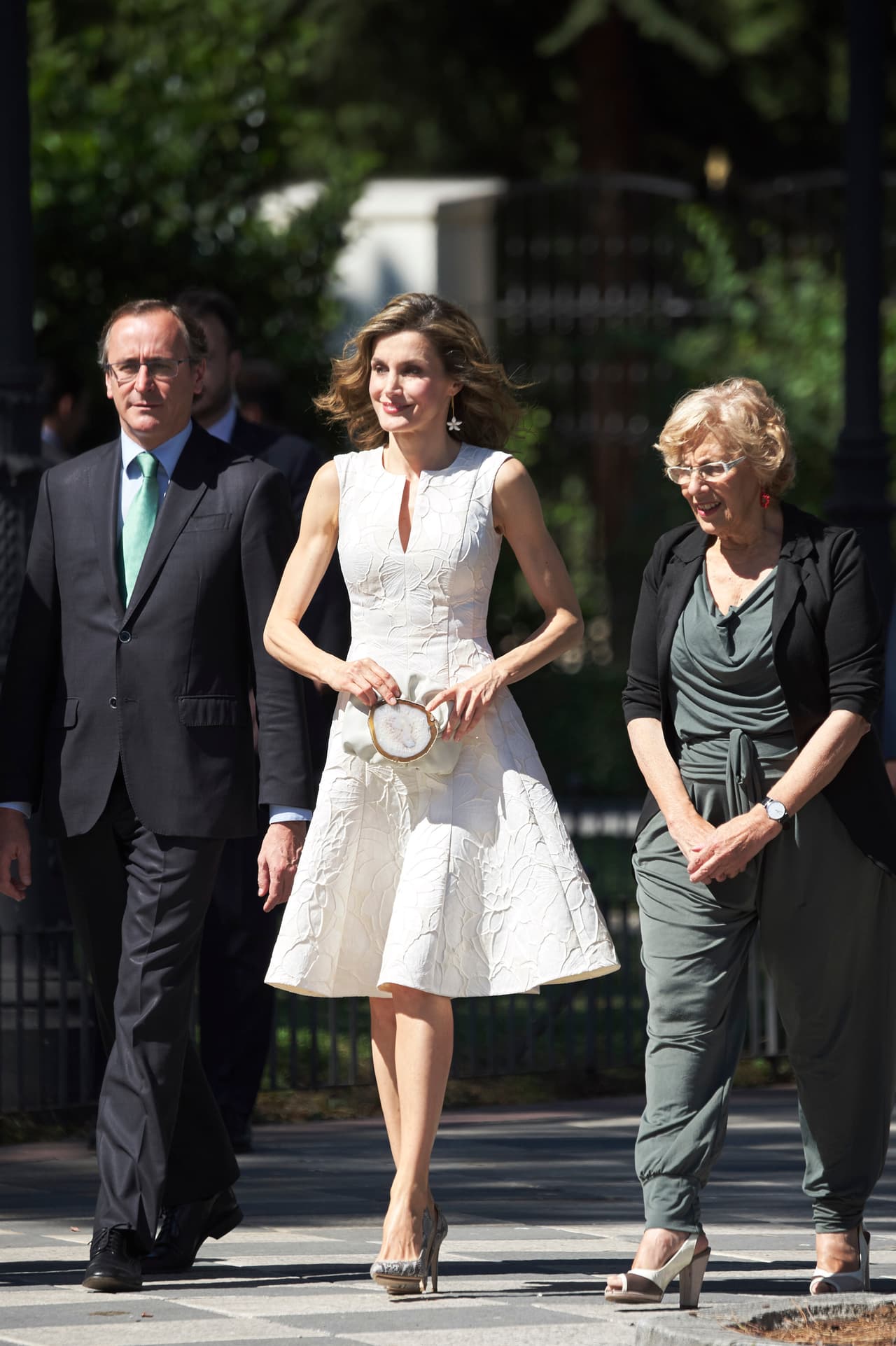 La Reina Letizia descubrió que los vestidos de línea en 'A' con cinturas finas y faldas con volumen le son muy favorecedores y los ha convertido en un comodín de su armario. En la ceremonia de los premios Fedepe, celebrados en el parque El Retiro, La Reina de España eligió un vestido brocado de Carolina Herrera y unos pumps estampados de su más cercana marca de zapatos, Magrit.