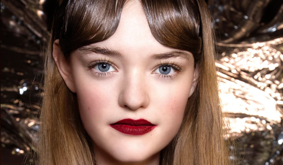 Los vimos en: Gareth Pugh, Marco de Vicenzo, Marni, Mary Katrantzoul, Max Mara y Zac Posen. Productos clave de MAC: • Retro Matte Liquid en tonos: Hight Drama, Dance with Me, Fashion Legacy. • Lip Pencil en tonos: Brick, Mahogany, Nightmonth, Currant. • Lip Glass, tono Clear.