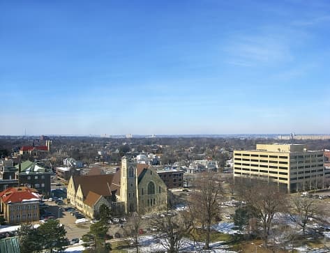 <b>32.</b>
<b>Kansas.- </b>Este estado es una dosis de lo clásico de Estados Unidos, con su cultura vaquera y sus amplias praderas. La capital Topeka es la cuarta ciudad más grande del estado de Kansas, por detrás de Wichita, Overland Park y Kansas City. En el estudio se acercó a los 50 puntos (de los 100 posibles), pero falló sobre todo en el apartado dedicado a las relaciones con la comunidad y las condiciones del clima.
<br>
