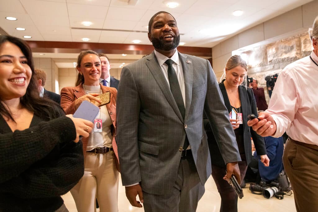 <h3 class="cms-H3-H3">Byron Donalds (Florida)</h3>
<br>
<br>Donalds cambió su voto a favor de McCarthy en las dos primeras rodas a Jim Jordan en la tercera. Fue nominado por sus colegas disidentes a la presidencia de la Cámara en la cuarta ronda de votos del miércoles.