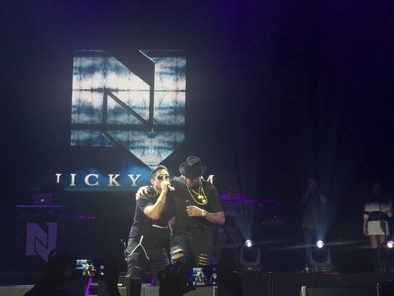 Nicky Jam junto al reguetonero Ken-Y.