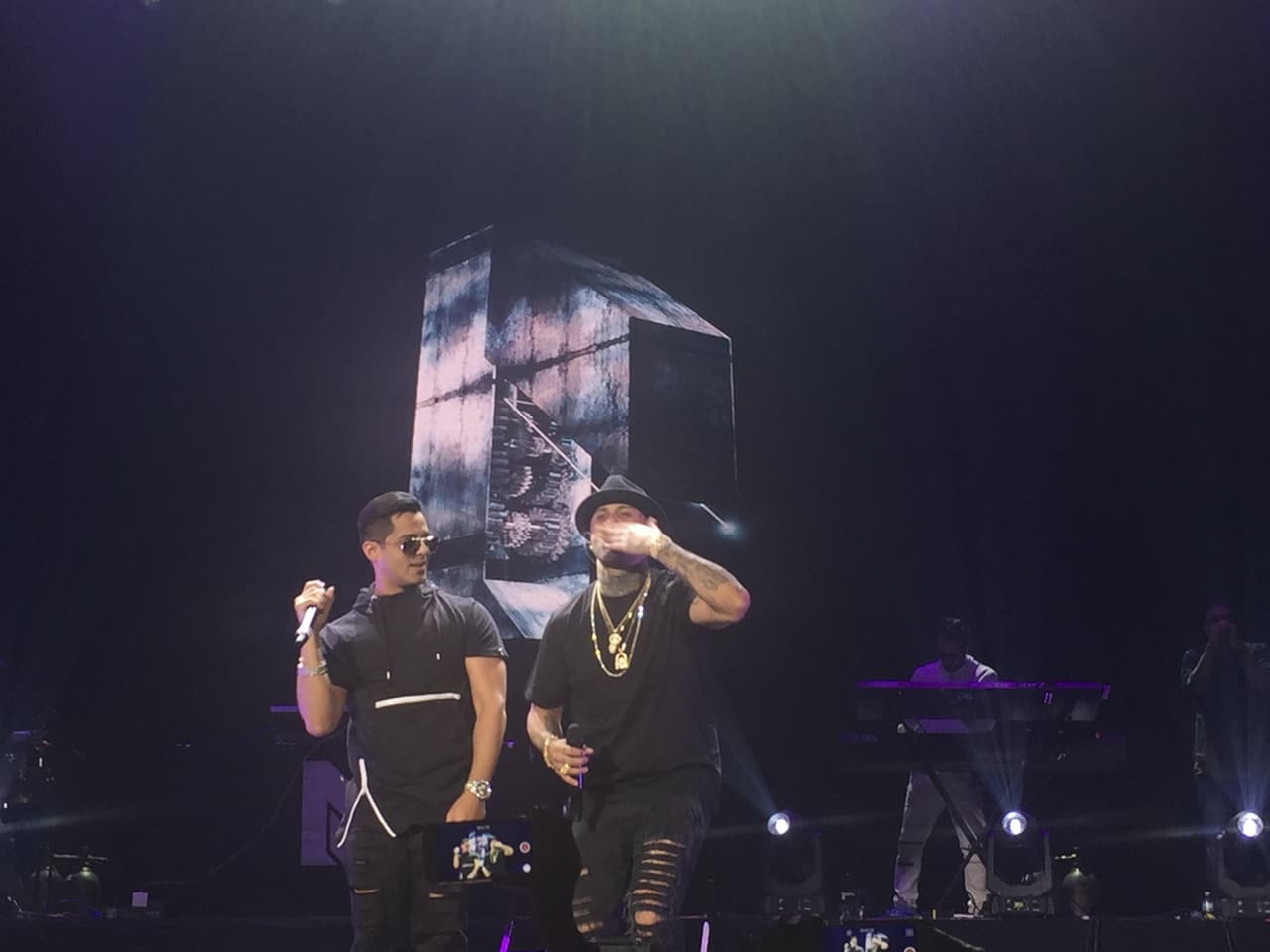 Nicky Jam junto al reguetonero Ken-Y.