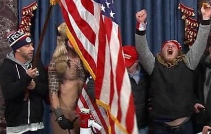 Acusan a residente de California por robarse un documento de Mitch McConnell durante los ataques al Capitolio