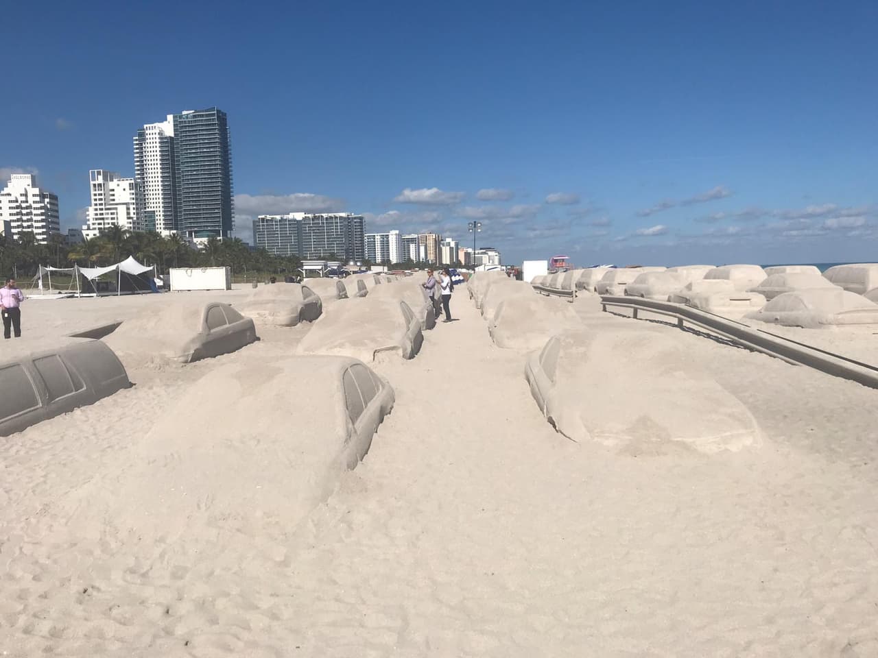 Este año, en la playa de Miami Beach, el artista argentino Leandro Erlich realizó la obra "Order of Importance", la cual consta de 66 esculturas en forma de carros y camiones hechos con arena, recreando un atasco de tráfico. 
<br>