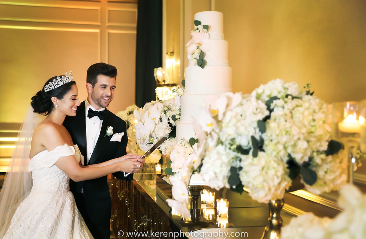 De esta manera cortaron el pastel de bodas para compartirlo con sus invitados.