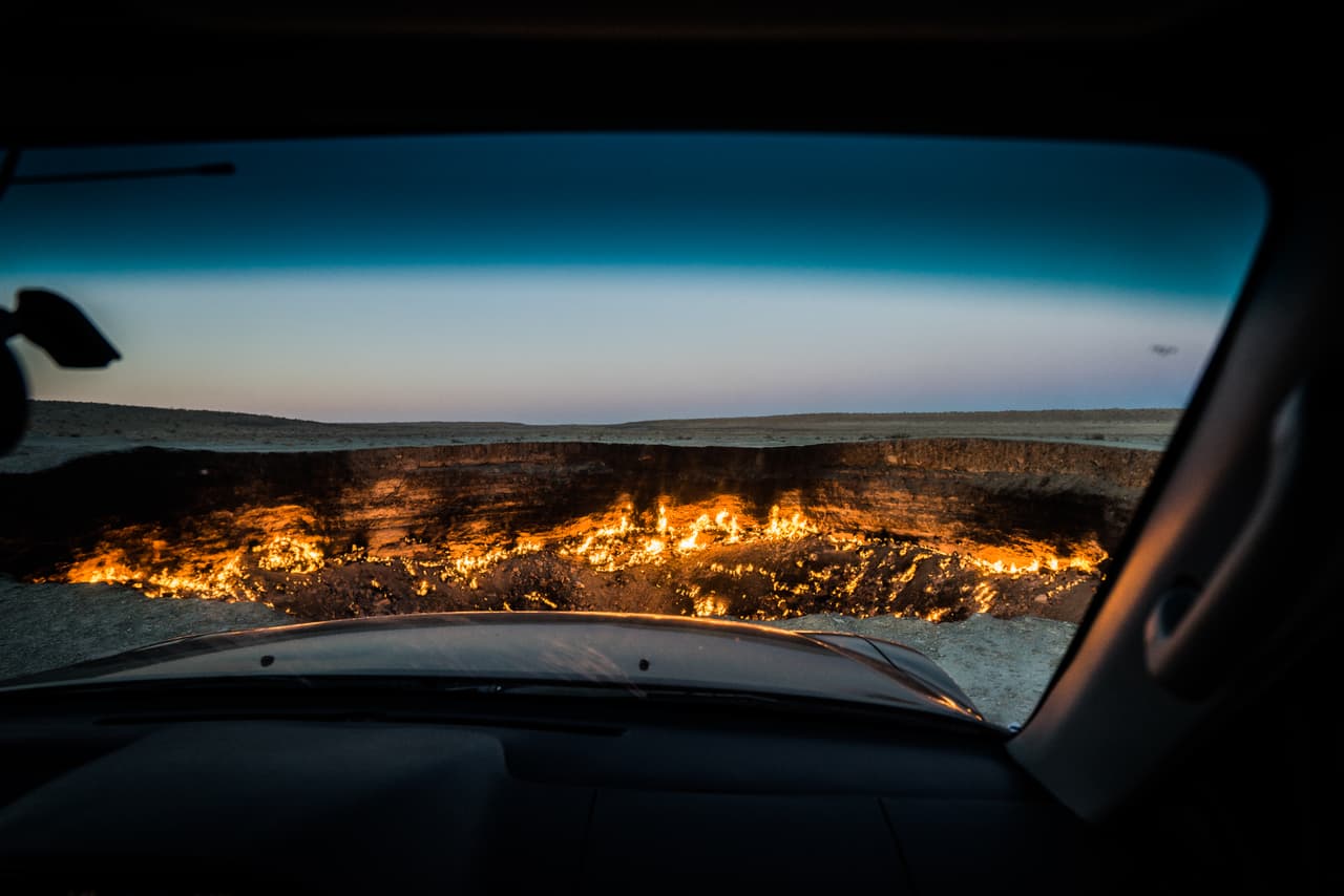 <b>El origen del fuego.</b> La ‘puerta del infierno’ vista desde un auto. Para evitar una posible catástrofe ambiental, los soviéticos prendieron fuego al gas que comenzó a salir del agujero, pensando que dejaría de arder en unas pocas semanas.