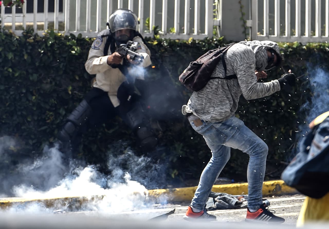 “Le pedí a los guardias que me mataran para que no me pegaran más”: las torturas que sufren los detenidos por protestar en Venezuela