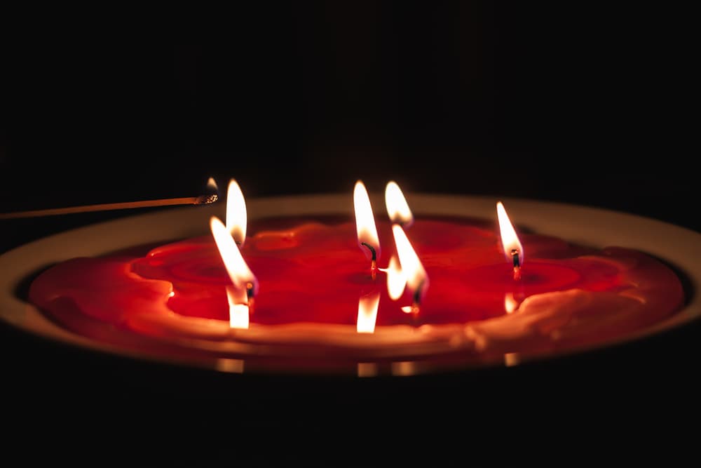 Mientras esperas que la vela se consuma, haz otros 3 nudos diciendo el nombre de la persona.