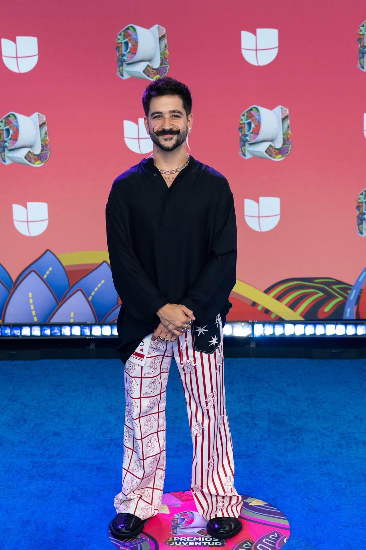 <b>Camilo</b> caminó por la alfombra azul en un conjunto oscuro.