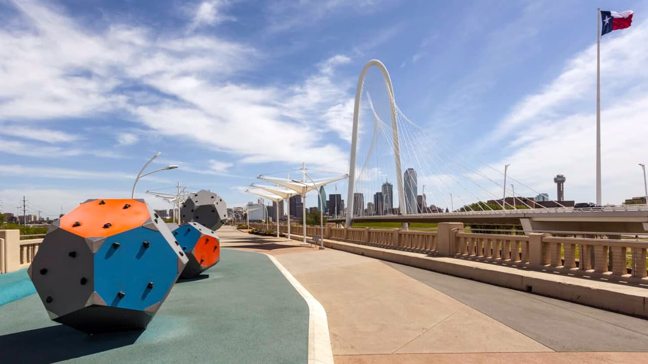 <b>Continental Avenue Bridge:</b> Longitud: 
<b>0.5 millas (800 metros).</b> Vamos a cruzar el puente de la Avenida Continental. Ideal para tomar fotografías y disfrutar de la increíble vista. Cuenta con un tablero de ajedrez gigante. Este tramo comunica el centro de la ciudad de Dallas con el oeste.