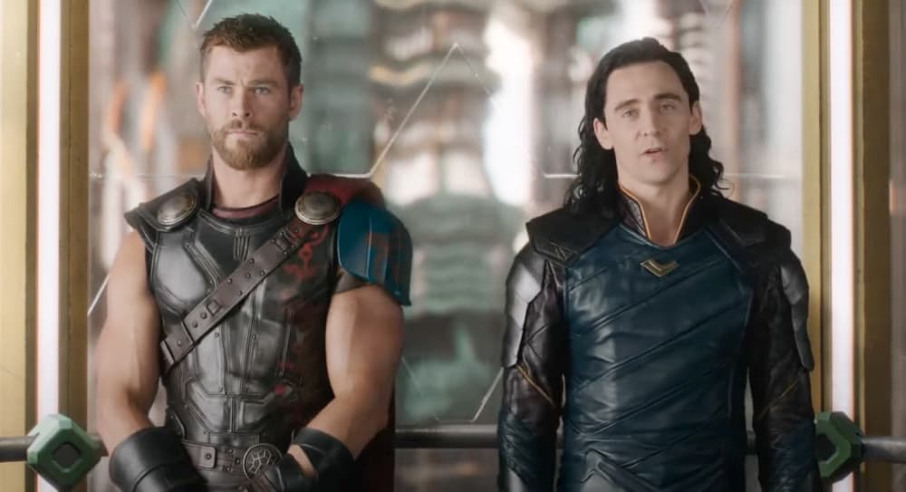 Tom Hiddleston, quien le da vida a Loki, explicó en un panel de la Ace Comic-Con del 2018 que esa escena no estaba en el guion y fue concebida el mismo día en que se filmó. El actor afirmó que el propósito de ese momento era mostrar la relación de hermanos que tienen estos héroes.