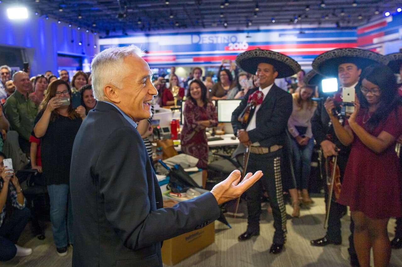 "Esta profesión no es para gente normal", dijo al recordar la pasión que lo llevó a aceptar el cargo hace 30 años sin siquiera saber leer el
<i>teleprompter</i>. "Lo volvería hacer todo de nuevo"