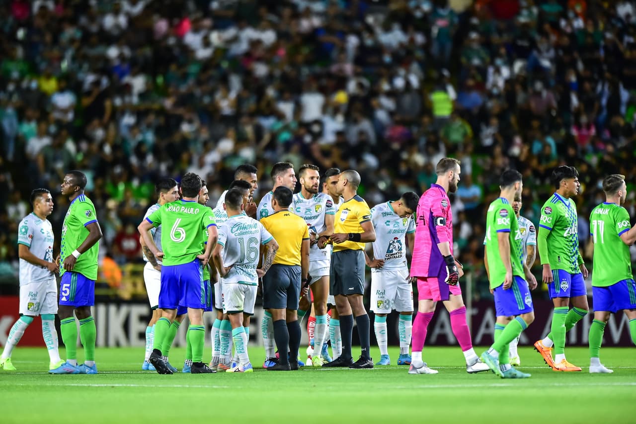 Al 64', el árbitro detenía las acciones para ejecutar el protocolo antidiscrminatorio de la FIFA ante la presencia del 'grito prohibido' en las gradas del Estadio León.