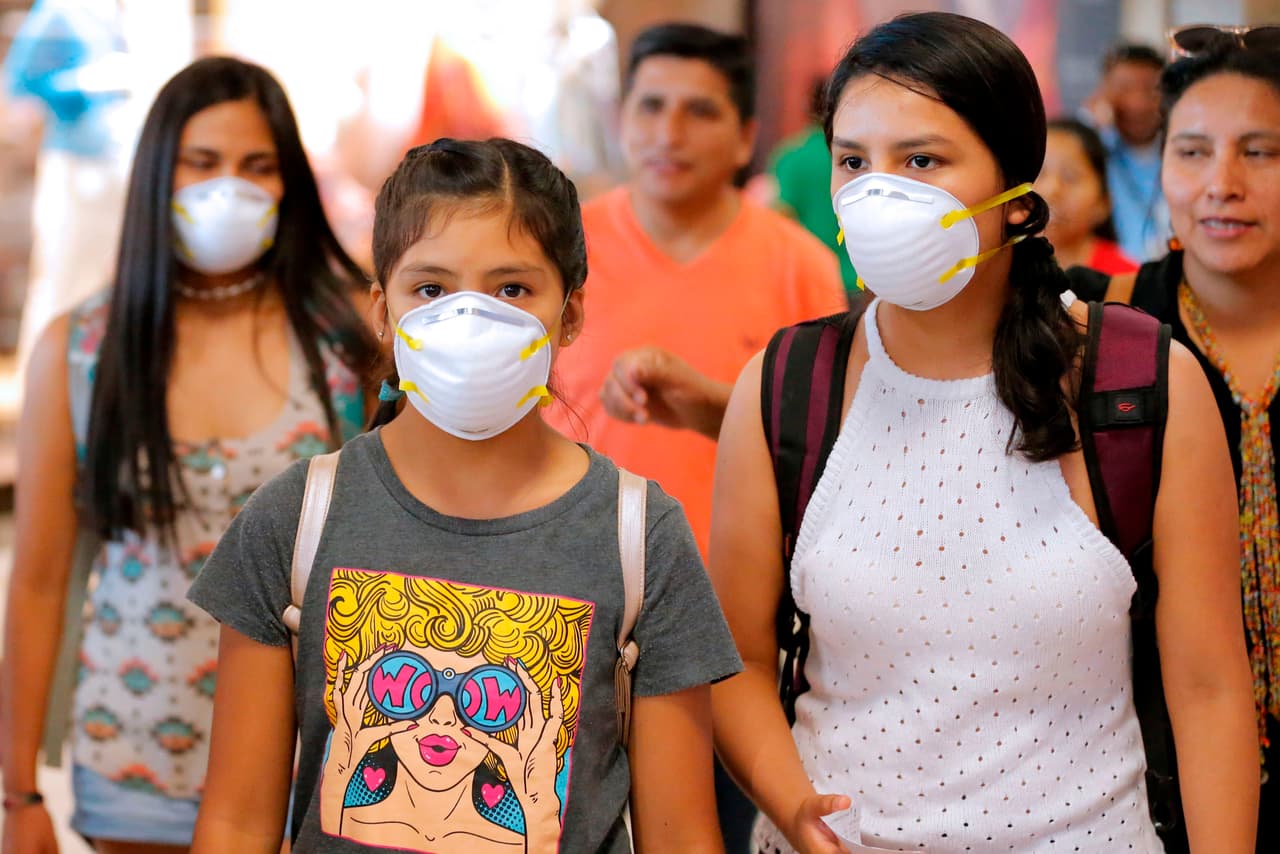 Las máscaras pueden contribuir a ese objetivo, pero es importante considerar qué tan eficiente es su máscara y el sello que forma alrededor de su cara. Las máscaras N95, cuya eficacia ha sido probada por el Instituto Nacional de Seguridad y Salud Ocupacional, son las mejores opciones, dijo Joseph Teel, profesor asociado de medicina clínica familiar y salud comunitaria en la Facultad de Medicina Perelman de la Universidad de Pensilvania.