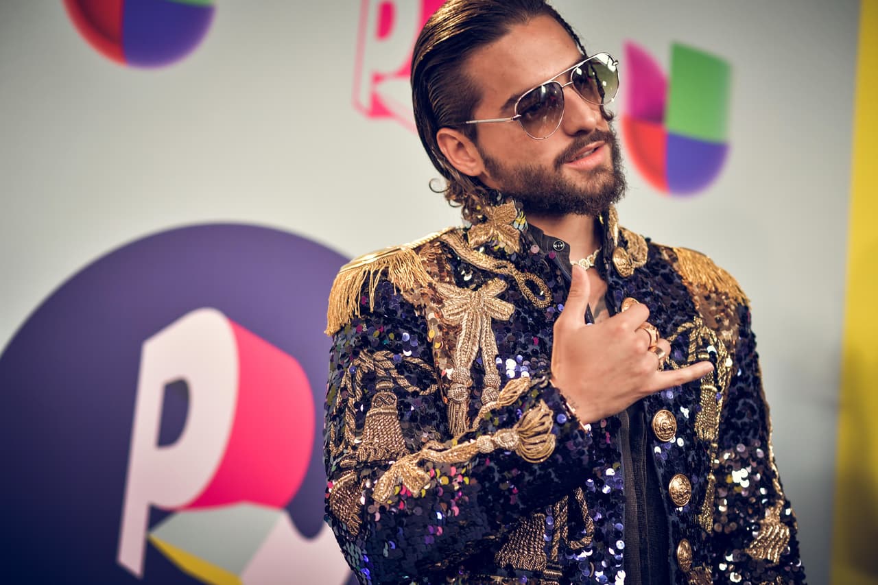 Este es otro aspecto de la vistosa chamarra de Maluma. Hay que recordar que el colombiano formó parte del desfile de los diseñadores italianos en Milán a principio de año.