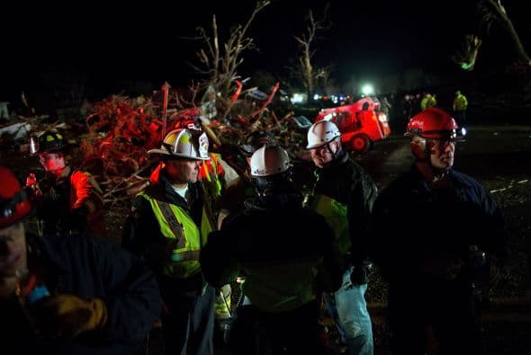 Dos personas perdieron la vida y sobre una veintena resultaron heridas luego del paso de fuertes tornados que tocaron tierra en los poblados de Rochelle y Fairdale a unas 80 millas al noroeste de Chicago la noche del jueves. Rescatistas continúan en la búsqueda de personas desaparecidas entre los escombros.