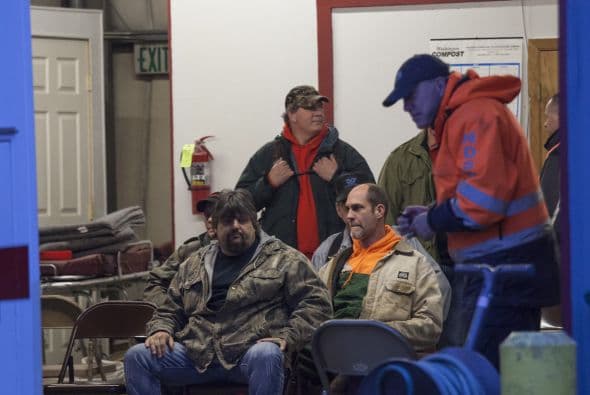 Voluntarios de la comunidad se reúnen en la estación de bomberos de Darrington para ayudar en las labores de búsqueda y rescate.