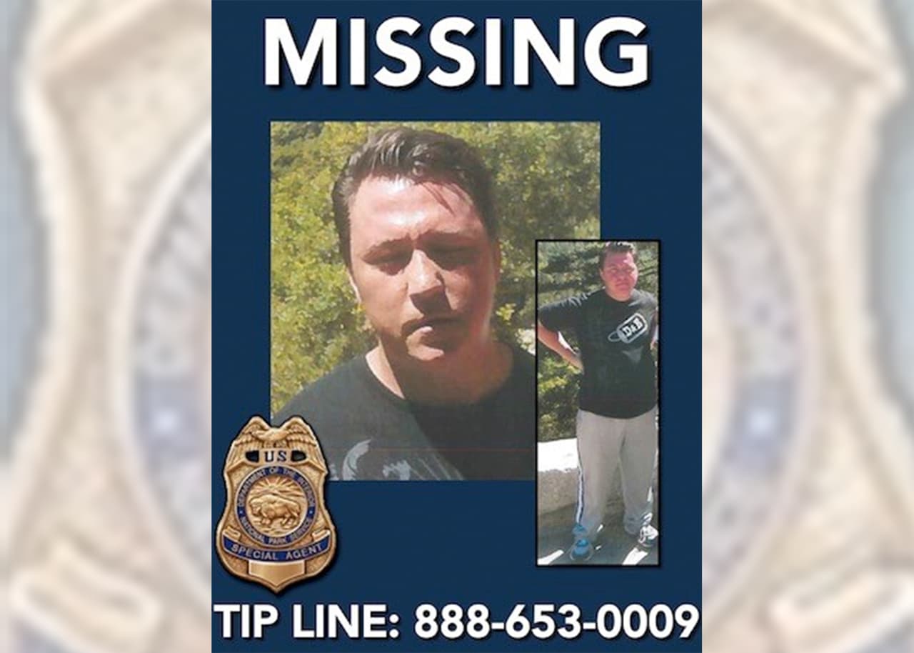 <b>George Penca desapareció el 17 de junio de 2011, cuando tenía 30 años.</b>
<br>Mide unos 5'10" de altura, pesa 240 libras, y cuando desapareció vestía unos pantalones grises con una camiseta negra.
<br>
<br>
<b>Lo que se sabe: </b>El joven caminaba con un grupo cuando en un momento se separó de este. Fue visto por última vez el 17 de junio de 2011 a las 2:40 pm en la cima de Upper Yosemite Falls.