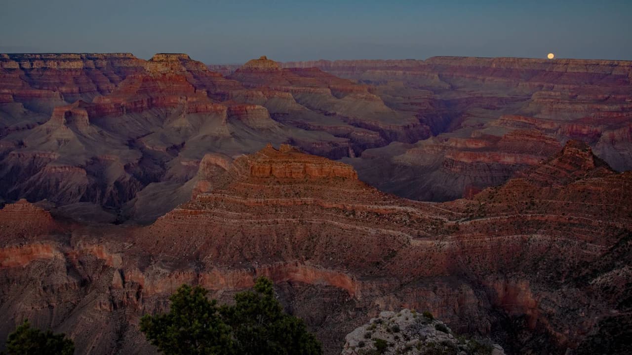 Está ubicado en la tierra ancestral de 11 tribus nativas, y es uno de los ejemplos de erosión más espectaculares del mundo, inigualable por las incomparables vistas que ofrece a los visitantes desde los bordes. En este espectacular lugar los visitantes pueden hacer senderismo, excursiones, acampar, recorrer el río, conectar con la naturaliza y mucho más.