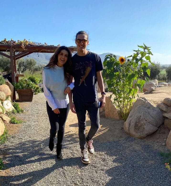 En las imágenes, algunos fans destacaron que no aparecía su marido y la artista solo 
<b><a href="https://www.univision.com/famosos/el-hijo-de-mayrin-villanueva-esta-lejos-de-su-novia-pero-ya-tiene-quien-le-deje-corazones-y-es-una-actriz-video" target="_blank">se hacía acompañar de Sebastián</a></b>, el hijo que tuvo con su primer esposo, Jorge Poza, con quien estuvo casada de 1997 a 2008. 
<br>