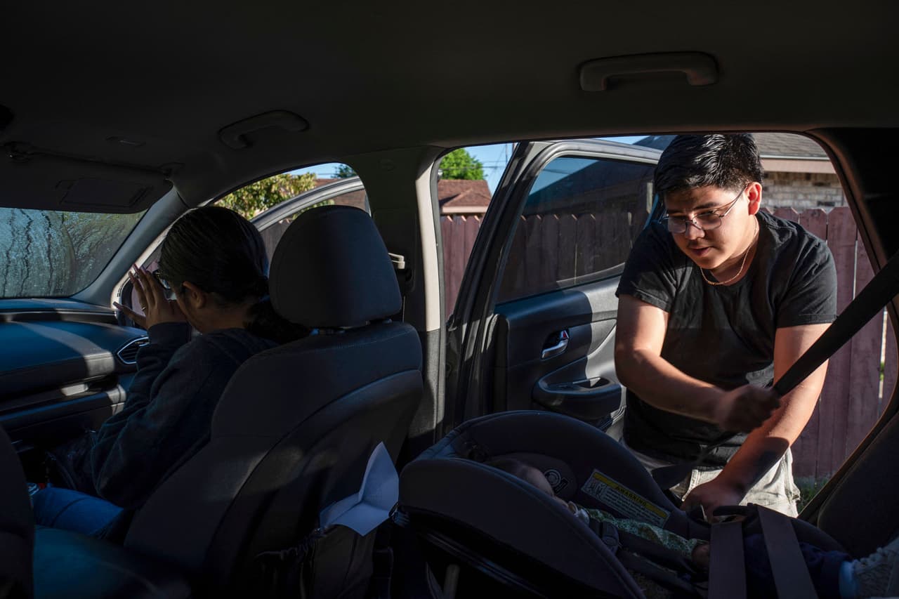 La ley de Texas exige que 
<b>todos los menores de 8 años, o que midan menos de 4 pies y 9 pulgadas, deben viajar en un asiento infantil.</b>