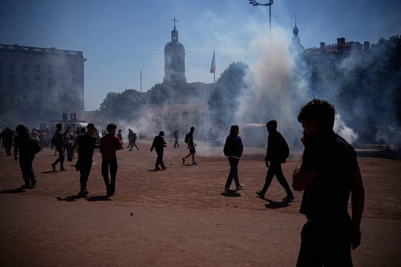 Manifestantes marchan entre gases lacrimógenos durante la protesta del Primero de Mayo en Lyon, el viernes 1 de mayo de 2026.
