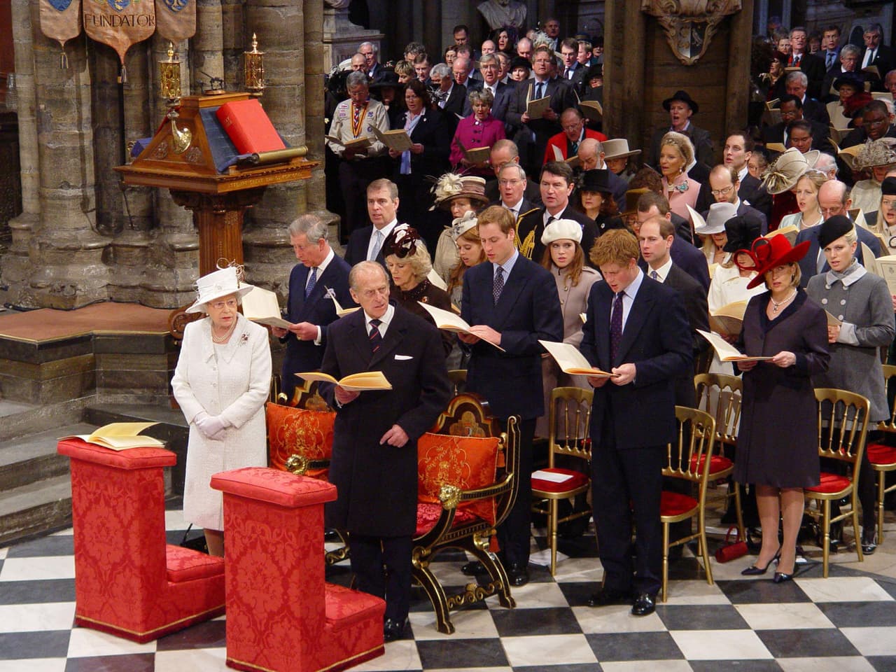 La familia real británica ha sido objeto de constantes críticas por su estilo de vida, mismas que se han vuelto más frecuentes en los últimos años y la controversia sobre quién debe ser rey es la más reciente.