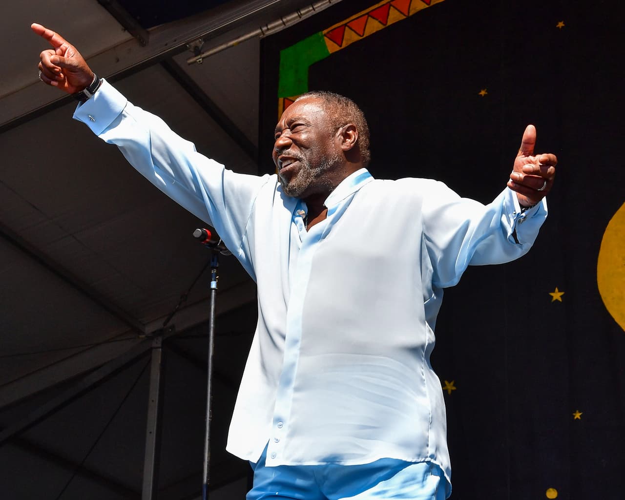 <b>The O'Jays. </b>‘For the love of money’ (Por amor al dinero, en español), un hit de esta banda, fue uno de los temas oficiales de ‘The Apprentice’, el programa de televisión del que Trump fue anfitrión antes de ser presidente. “Le deseo lo mejor, pero no creo que sea mejor hombre para dirigir nuestro país”,
<a href="https://www.billboard.com/articles/news/politics/7639968/ojays-trump-presidency"><u>le dijo a Billboard</u></a> el fundador del grupo Eddie Levert, cuando la campaña del mandatario incluyó otro de sus temas (‘Love Train’) en los mítines de 2016.