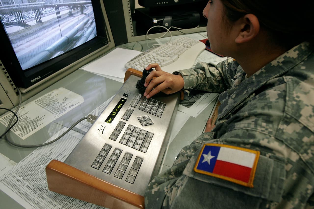 <b>Vigilando la línea. </b>Una miembro de la Guardia Nacional de Texas controla docenas de cámaras de seguridad que operan en la frontera entre El Paso y Ciudad Juárez, en junio de 2007. Fue llamada Operación Jump Start, estuvo en marcha dos años y una de sus misiones fue contruir algunas partes del muro fronterizo.