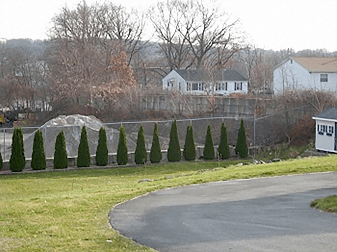 <b>Puesto 12. Restauradora Centredale Manor, en North Providence, Rhode Island.</b> 
<b>70.7 puntos en el sistema de clasificación de peligros. </b>En este sitio se procesaban productos químicos y se reacondicionaban barriles contenedores desde de la década de 1940, hasta que en 1972 un incendio destruyó su estructura. La operación hizo que se filtraran químicos que contaminaron las aguas y el suelo. La EPA descubrió la presencia de compuestos peligrosos e inició un programa de limpieza en 1999. Finalmente en 2018 un litigio contra los responsables resultó en el pago por un plan de limpieza de 100 millones dólares.